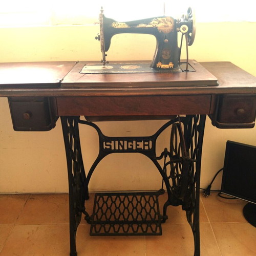 Singer sewing machine early 1900s with original cast iron base