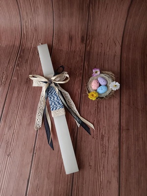 Λευκή πλακέ λαμπάδα Πάσχα διακοσμημένη με κορδόνι και κορδέλες καινούργια