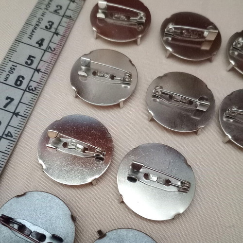 Metal pin bases like new, pack of 20 pieces, bronze and silver