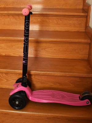 M-CRO Kids Scooter with Three Wheels in Pink Like New