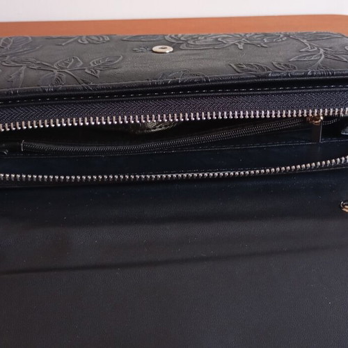 Handbag with integrated wallet and detachable strap like new, black