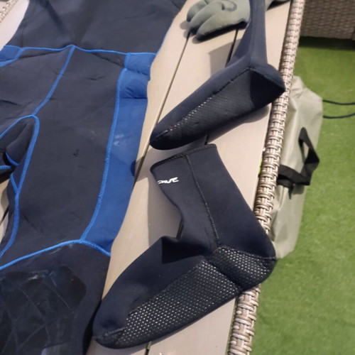 Diving suit set like new, 5mm thickness with gloves and socks