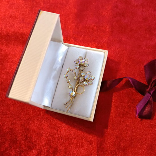 Vintage brooch like new with box