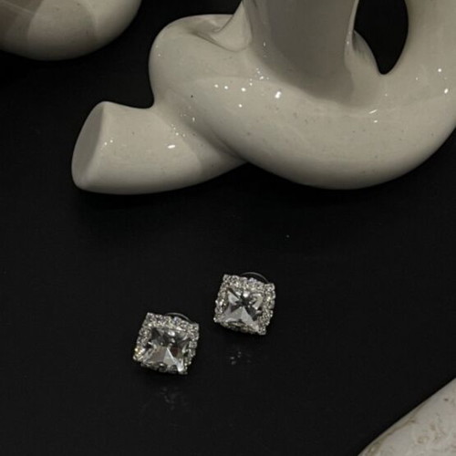 Earrings new with diamond