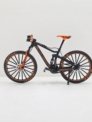 Metal Mountain Bike Model 1:8 scale like new with suspension