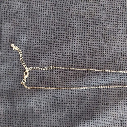 Necklace with stone unused, long gold chain and green stone