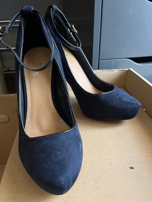 Blue pumps size 38 new with velvet texture and patent ankle strap