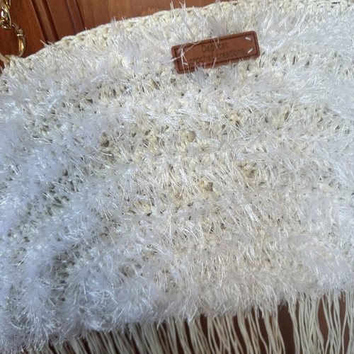 Handmade white knitted shoulder bag with fringes and gold chain