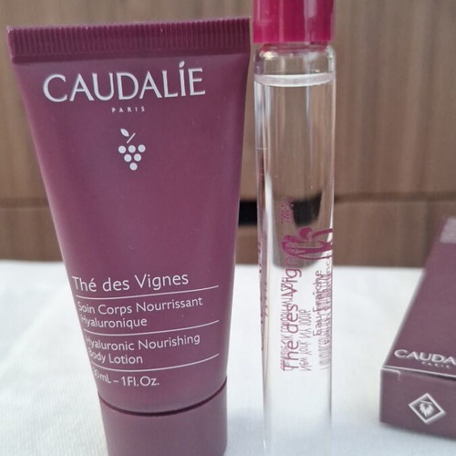Caudalie Thé des Vignes gift set with body lotion and eau fresh roll-on