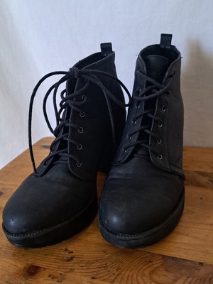 Bershka black ankle boots with laces, size 38