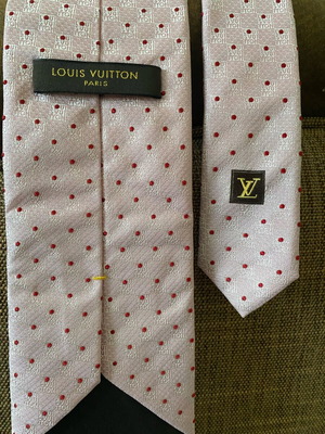 Louis Vuitton 100% silk tie like new, beige pink