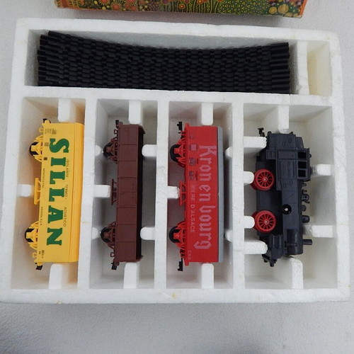 Lima Crick train set used, mechanical with 3 wagons and 10 tracks