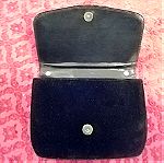  Τσαντάκι πορτοφόλι βραδινό με υφή βελουτέ μαύρο χρώμα