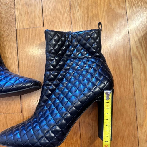 Black quilted synthetic leather ankle boots like new, size 39