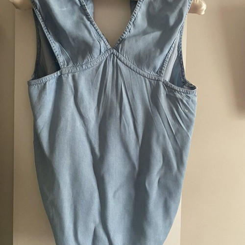 Sleeveless blue blouse with knot used, casual chic style
