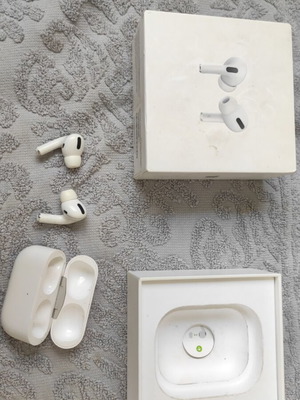 AirPods Pro 1 with wireless charging case refurbished