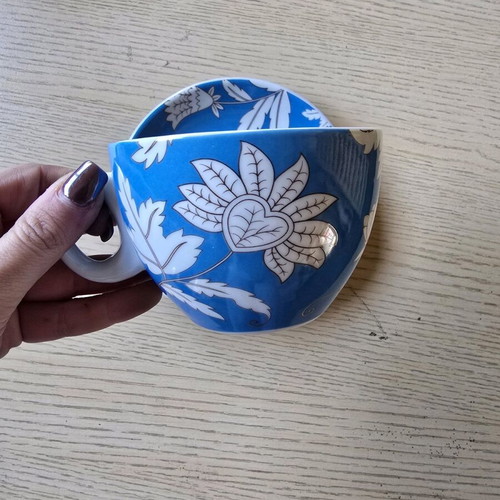 Large cups like new, set of 4 with saucers