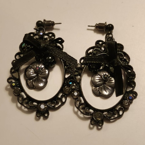 Gothic vintage earrings like new, black and silver