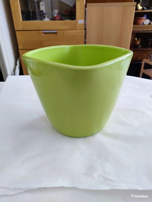 Ceramic flowerpot like new, 14 cm opening, 12 cm height