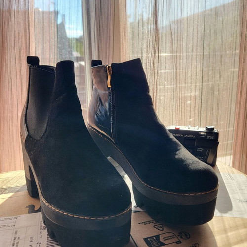 Beauty's Girl's black ankle boots like new, size 40