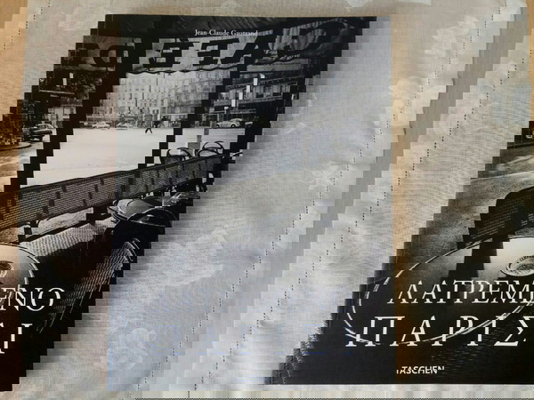 ΛΑΤΡΕΜΕΝΟ ΠΑΡΙΣΙ Έκδοση 2005. Συγγραφέας Jean-Claude Gautrand. 240 σελίδες. Διαστάσεις: 33,0 x 24,5 εκατοστά
