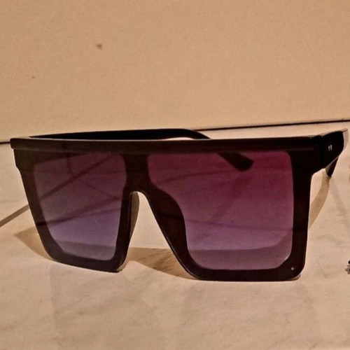 Square sunglasses, black