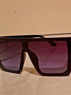 Square sunglasses, black