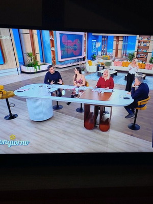 TV Philips LED 43' σαν καινούργιο με επιτοίχια βάση