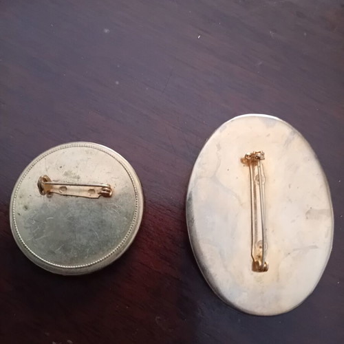 Vintage women's pins like new, multicolor, set of two