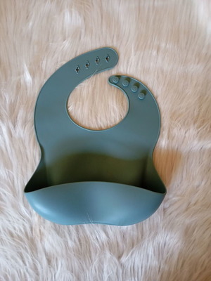 NokNok Silicone Bibs Set of 3 Used, Adjustable Neck, Waterproof