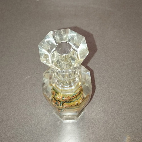 Glass vase with Chinese motifs like new