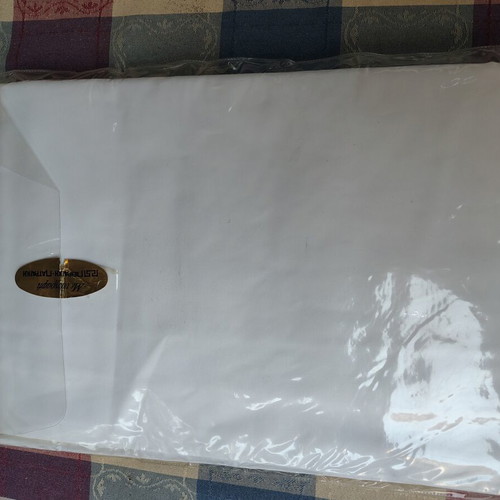 Peiraiki Patraiki bed sheet set new, includes one extra sheet