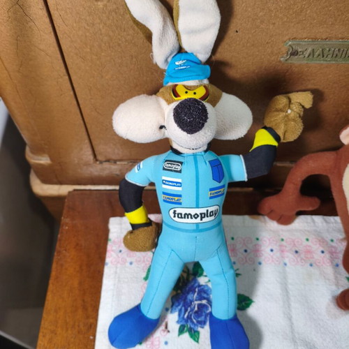Famosa Warner Bros Wile E. Coyote Racer Driver F1 Pilot 1990s collectible plush like new 33cm