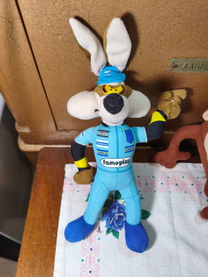 Famosa Warner Bros Wile E. Coyote Racer Driver F1 Pilot 1990s collectible plush like new 33cm