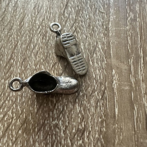 Vintage pendant charm shoe with antique design