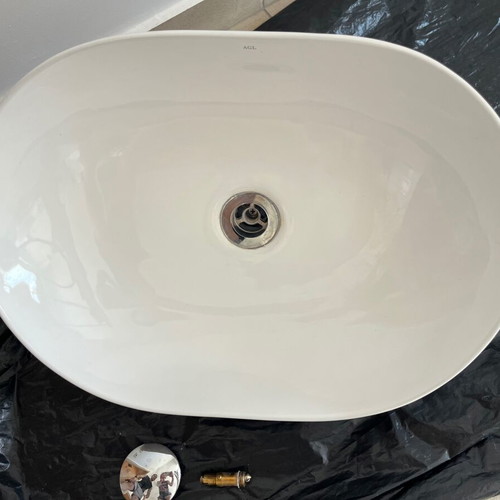 Agl Oval Bathroom Sink like new, porcelain, 49x36 cm