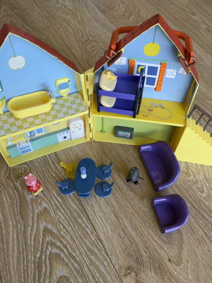 Peppa Pig Playhouse used with 4 figures and furniture
