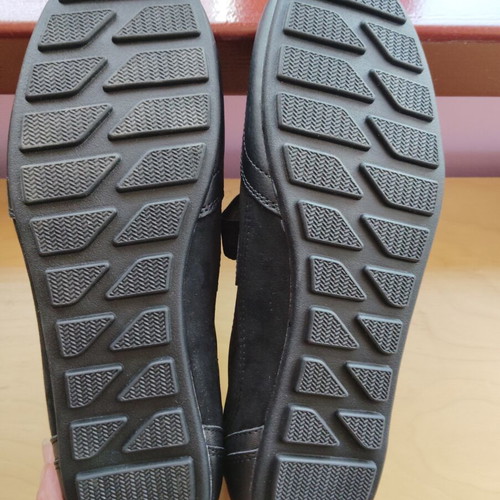 Black sports shoes size 40