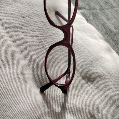 Vintage Italian Oval Eyeglass Frame like new, thin narrow bordeaux