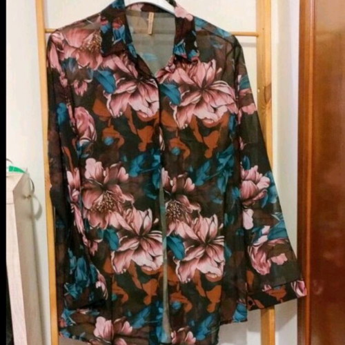 Shirt with flowers new, one size, multicolored