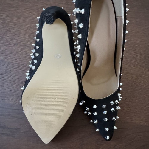 Studded black pumps new, size 37.5