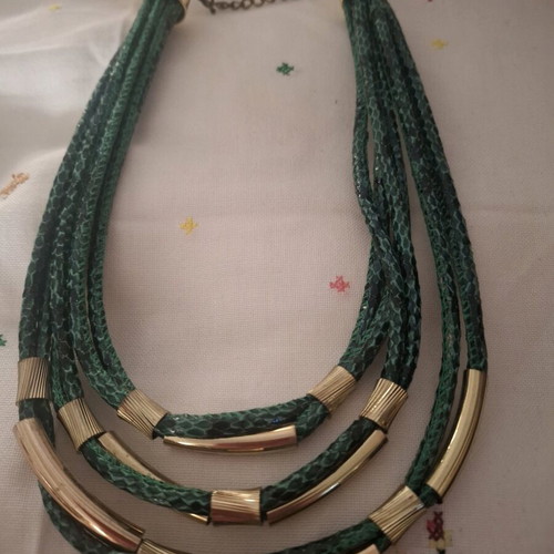 Necklace in green leather with gold fittings like new