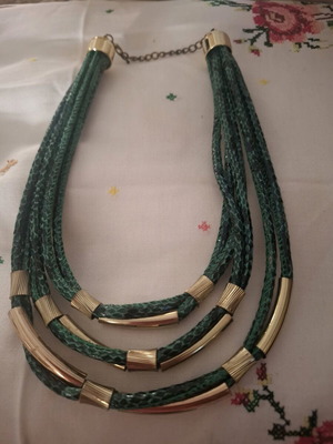 Necklace in green leather with gold fittings like new