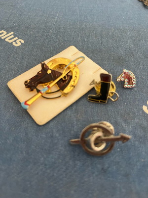 Καρφίτσες σαν καινούργιες, 4 τεμάχια με άλογα