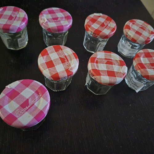 Small jars used, pack of 8, 30 grams Bonne Maman