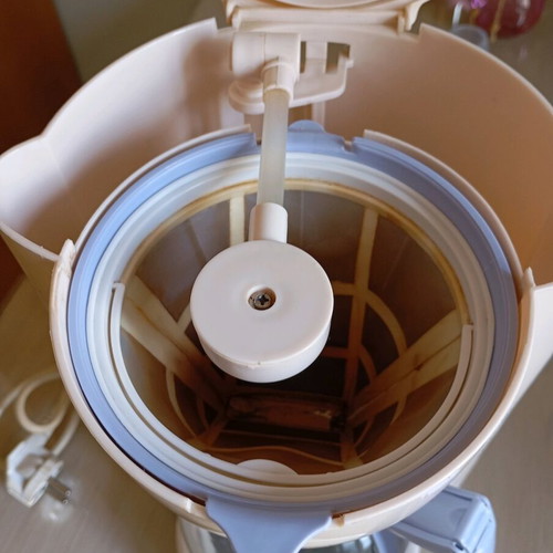 Electric coffee maker used for French coffee and tea