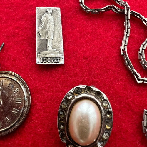 Lot of vintage jewelry pieces used, pins and earrings