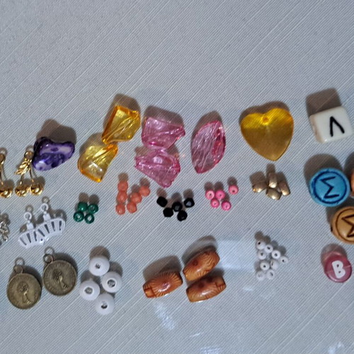 Beads and metal elements set like new, 379g