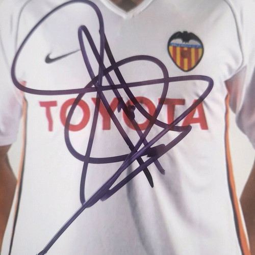 Authentic Fernando Morientes autograph on photo like new