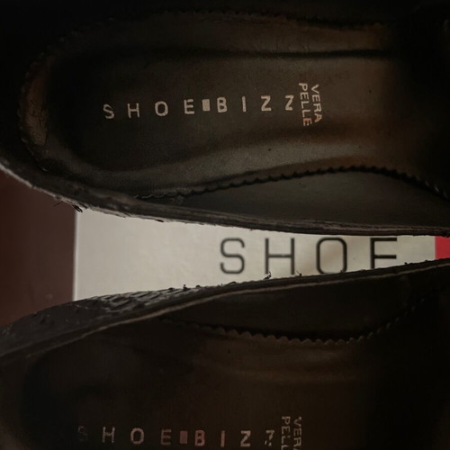 Shoe Bizz leather pumps, slightly worn inside